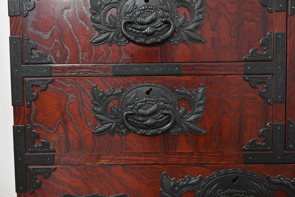 中古　美品　欅産業　仙台民芸箪笥(仙台箪笥)　漆塗り　牡丹金具が華やかな中型車箪笥　(R-090178)
