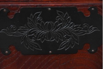 中古　美品　欅産業　仙台民芸箪笥(仙台箪笥)　漆塗り　牡丹金具が華やかな中型車箪笥　(R-090178)