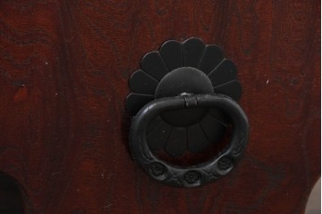 中古　美品　欅産業　仙台民芸箪笥(仙台箪笥)　漆塗り　牡丹金具が華やかな中型車箪笥　(R-090178)