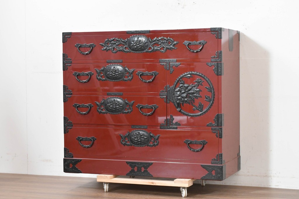 中古　美品　職人手造り　漆塗り　朱塗りと重厚な金具のコントラストが美しい仙台箪笥　定価約80万円　(R-090179)