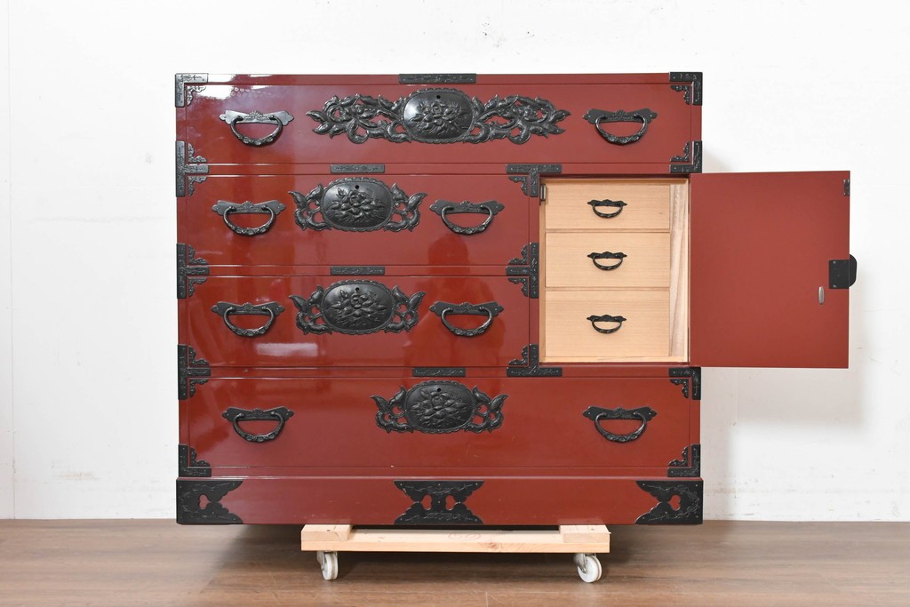中古　美品　職人手造り　漆塗り　朱塗りと重厚な金具のコントラストが美しい仙台箪笥　定価約80万円　(R-090179)