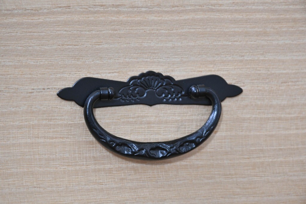 中古　美品　職人手造り　漆塗り　朱塗りと重厚な金具のコントラストが美しい仙台箪笥　定価約80万円　(R-090179)