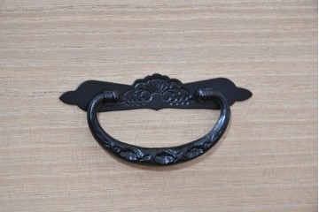 中古　美品　職人手造り　漆塗り　朱塗りと重厚な金具のコントラストが美しい仙台箪笥　定価約80万円　(R-090179)