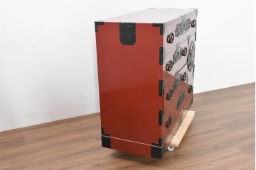 中古　美品　職人手造り　漆塗り　朱塗りと重厚な金具のコントラストが美しい仙台箪笥　定価約80万円　(R-090179)