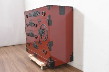 中古　美品　職人手造り　漆塗り　朱塗りと重厚な金具のコントラストが美しい仙台箪笥　定価約80万円　(R-090179)