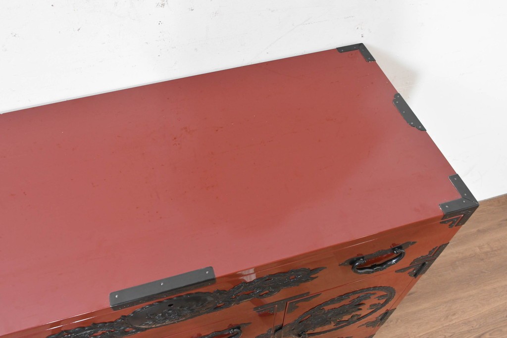 中古　美品　職人手造り　漆塗り　朱塗りと重厚な金具のコントラストが美しい仙台箪笥　定価約80万円　(R-090179)