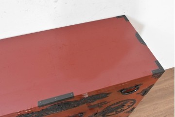 中古　美品　職人手造り　漆塗り　朱塗りと重厚な金具のコントラストが美しい仙台箪笥　定価約80万円　(R-090179)