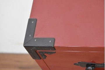 中古　美品　職人手造り　漆塗り　朱塗りと重厚な金具のコントラストが美しい仙台箪笥　定価約80万円　(R-090179)