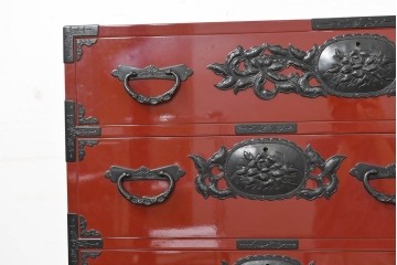 中古　美品　職人手造り　漆塗り　朱塗りと重厚な金具のコントラストが美しい仙台箪笥　定価約80万円　(R-090179)