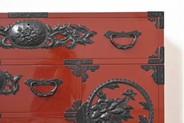 中古　美品　職人手造り　漆塗り　朱塗りと重厚な金具のコントラストが美しい仙台箪笥　定価約80万円　(R-090179)