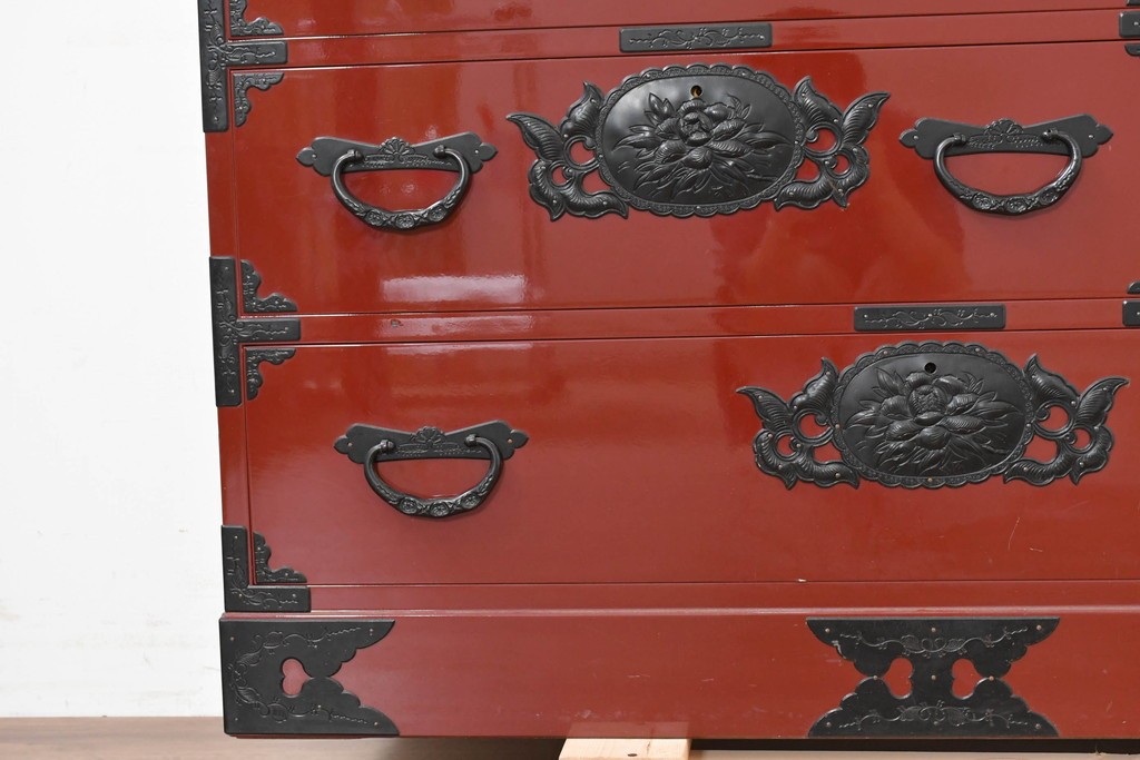 中古　美品　職人手造り　漆塗り　朱塗りと重厚な金具のコントラストが美しい仙台箪笥　定価約80万円　(R-090179)
