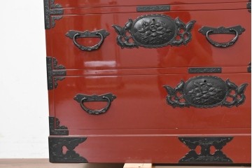 中古　美品　職人手造り　漆塗り　朱塗りと重厚な金具のコントラストが美しい仙台箪笥　定価約80万円　(R-090179)