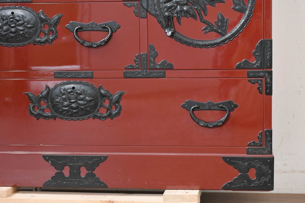 中古　美品　職人手造り　漆塗り　朱塗りと重厚な金具のコントラストが美しい仙台箪笥　定価約80万円　(R-090179)