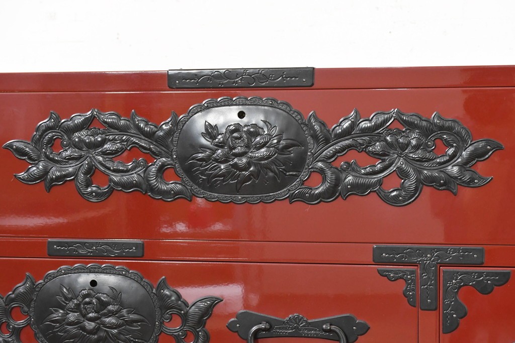 中古　美品　職人手造り　漆塗り　朱塗りと重厚な金具のコントラストが美しい仙台箪笥　定価約80万円　(R-090179)