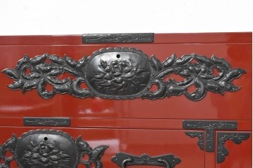 中古　美品　職人手造り　漆塗り　朱塗りと重厚な金具のコントラストが美しい仙台箪笥　定価約80万円　(R-090179)