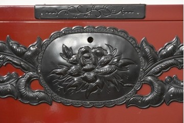 中古　美品　職人手造り　漆塗り　朱塗りと重厚な金具のコントラストが美しい仙台箪笥　定価約80万円　(R-090179)