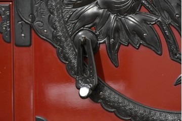 中古　美品　職人手造り　漆塗り　朱塗りと重厚な金具のコントラストが美しい仙台箪笥　定価約80万円　(R-090179)