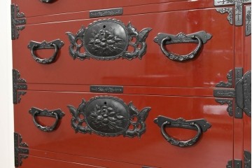 中古　美品　職人手造り　漆塗り　朱塗りと重厚な金具のコントラストが美しい仙台箪笥　定価約80万円　(R-090179)