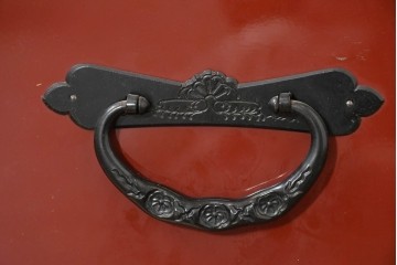 中古　美品　職人手造り　漆塗り　朱塗りと重厚な金具のコントラストが美しい仙台箪笥　定価約80万円　(R-090179)