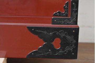 中古　美品　職人手造り　漆塗り　朱塗りと重厚な金具のコントラストが美しい仙台箪笥　定価約80万円　(R-090179)