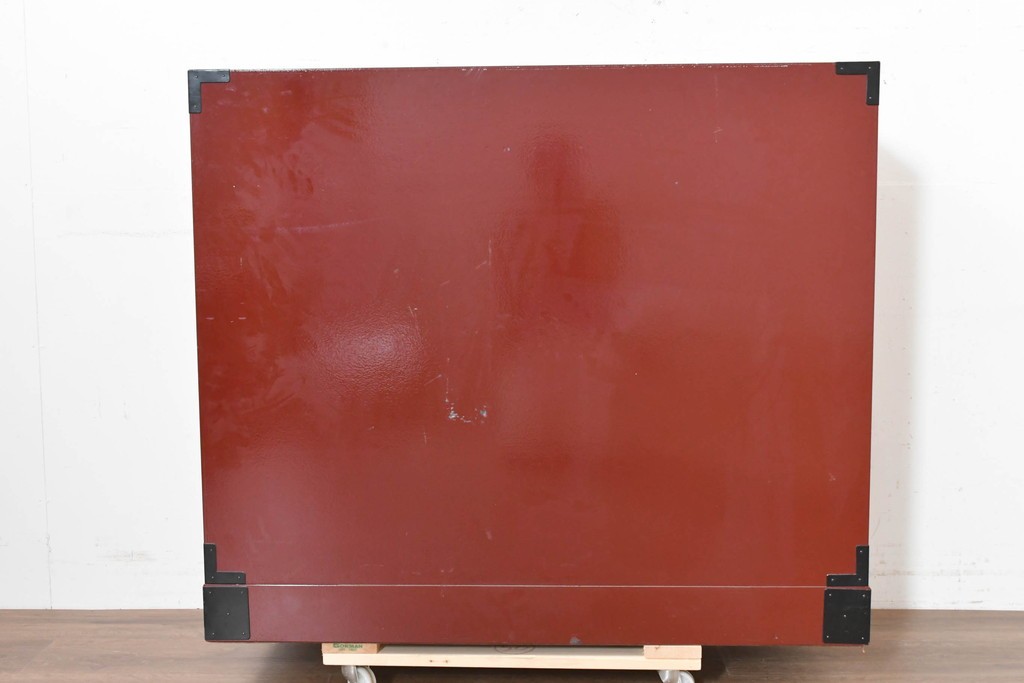中古　美品　職人手造り　漆塗り　朱塗りと重厚な金具のコントラストが美しい仙台箪笥　定価約80万円　(R-090179)