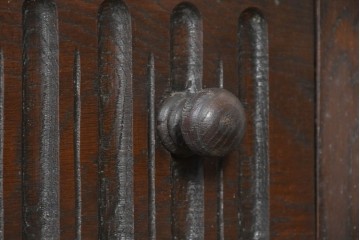 フランスヴィンテージ　リネンフォールドの彫刻意匠が美しいサイドボード　(R-090189)