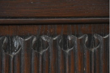 フランスヴィンテージ　リネンフォールドの彫刻意匠が美しいサイドボード　(R-090189)