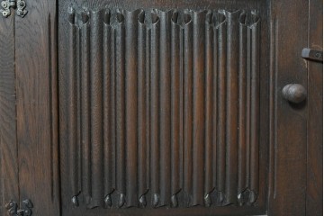 フランスヴィンテージ　リネンフォールドの彫刻意匠が美しいサイドボード　(R-090189)
