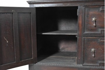 イギリスアンティーク　オーク材　ツイストレッグがクラシカルなキャビネット　(R-090190)