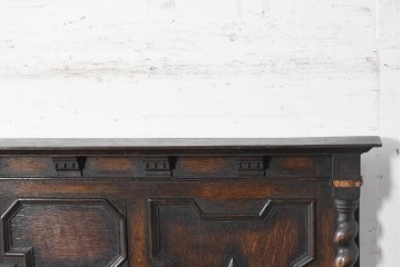 イギリスアンティーク　オーク材　ツイストレッグがクラシカルなキャビネット　(R-090190)