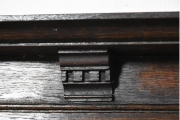 イギリスアンティーク　オーク材　ツイストレッグがクラシカルなキャビネット　(R-090190)
