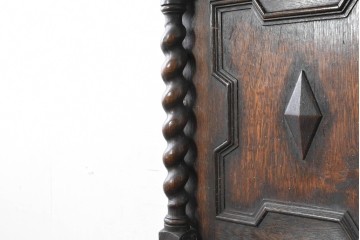 イギリスアンティーク　オーク材　ツイストレッグがクラシカルなキャビネット　(R-090190)