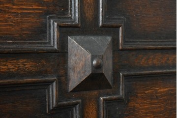 イギリスアンティーク　オーク材　ツイストレッグがクラシカルなキャビネット　(R-090190)