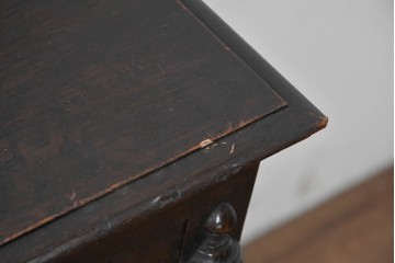 イギリスアンティーク　オーク材　ツイストレッグがクラシカルなキャビネット　(R-090190)