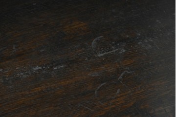 イギリスアンティーク　オーク材　ツイストレッグがクラシカルなキャビネット　(R-090190)