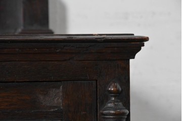 イギリスアンティーク　オーク材　ツイストレッグがクラシカルなキャビネット　(R-090190)