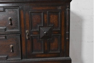 イギリスアンティーク　オーク材　ツイストレッグがクラシカルなキャビネット　(R-090190)