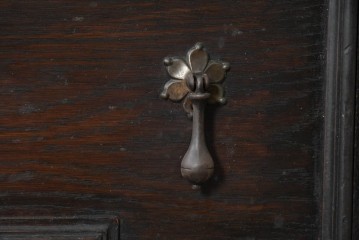 イギリスアンティーク　オーク材　ツイストレッグがクラシカルなキャビネット　(R-090190)