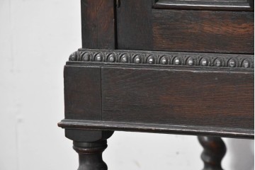 イギリスアンティーク　オーク材　ツイストレッグがクラシカルなキャビネット　(R-090190)
