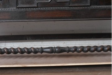 イギリスアンティーク　オーク材　ツイストレッグがクラシカルなキャビネット　(R-090190)