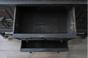 イギリスアンティーク　オーク材　ツイストレッグがクラシカルなキャビネット　(R-090190)
