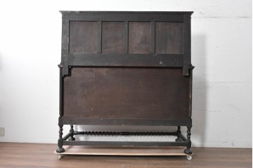 イギリスアンティーク　オーク材　ツイストレッグがクラシカルなキャビネット　(R-090190)