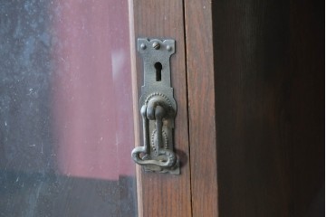 イギリスアンティーク　オーク材　クラシカルな佇まいのミラーバックキャビネット　(R-090191)
