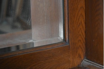 イギリスアンティーク　オーク材　クラシカルな佇まいのミラーバックキャビネット　(R-090191)