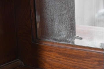 イギリスアンティーク　オーク材　クラシカルな佇まいのミラーバックキャビネット　(R-090191)