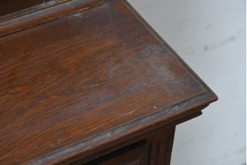 イギリスアンティーク　オーク材　クラシカルな佇まいのミラーバックキャビネット　(R-090191)