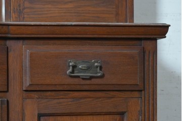 イギリスアンティーク　オーク材　クラシカルな佇まいのミラーバックキャビネット　(R-090191)