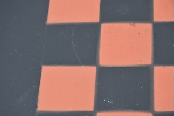イギリスアンティーク　1940年から1960年頃　市松模様の天板が目を引くチェステーブル　(R-090194)