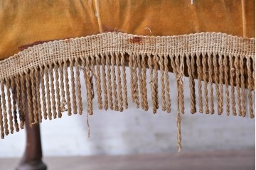イギリスアンティーク　1930年頃　ふっくらとしたボタン留めとフリンジが華やかなベンチスツール　(R-090195)