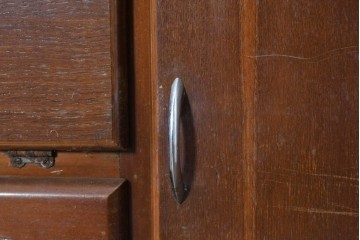 イギリスヴィンテージ　NEATETTE　型板ガラス入り　多彩な収納を備えたオールインワン型キッチンキャビネット　(R-090197)